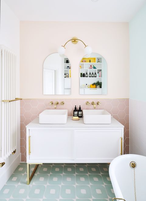 baño con bañera de estilo vintage decorado en colores pasteles