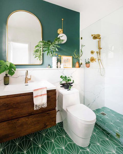 cuarto de baño en mármol, verde y dorado