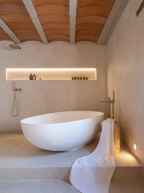 Un bañera exenta, bóveda catalana y mucha calidez