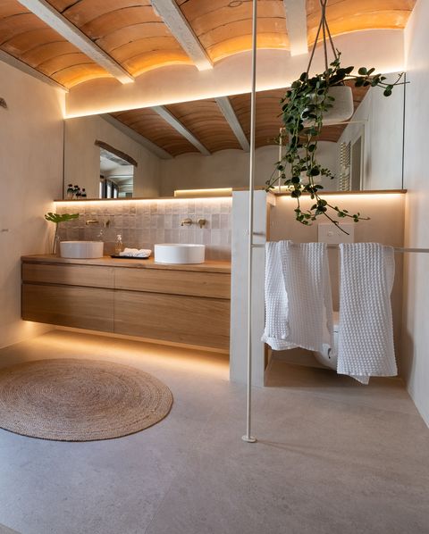 baño de estilo mediterráneo con bóveda catalana