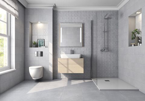 cuarto de baño gris con inodoro suspendido y ducha de obra