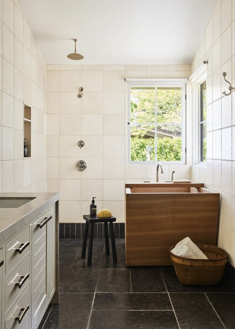 un baño en estilo japonés con bañera exenta en madera