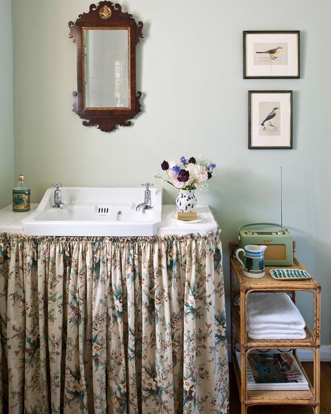 cuarto de baño decorado con papel de flores