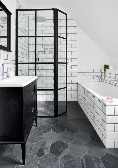 Un baño moderno con ducha y bañera decorado en blanco y negro