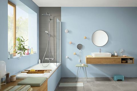 un baño moderno en azul, gris y madera