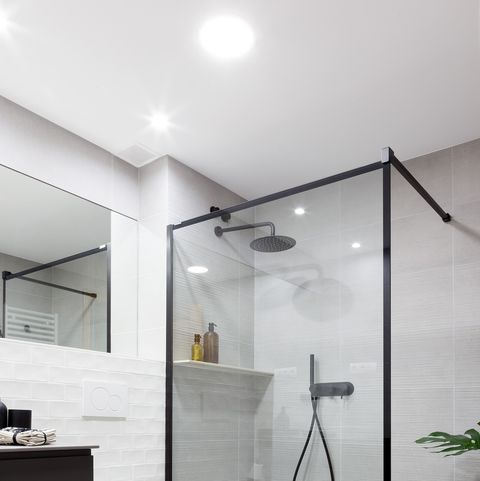 Circular palo Rusia Un baño de diseño moderno decorado en blanco y negro