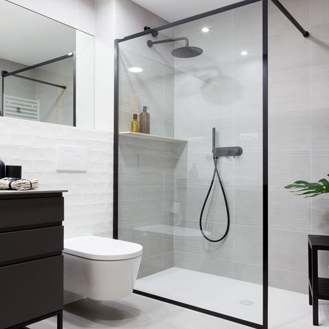 baño moderno con ducha en blanco y negro