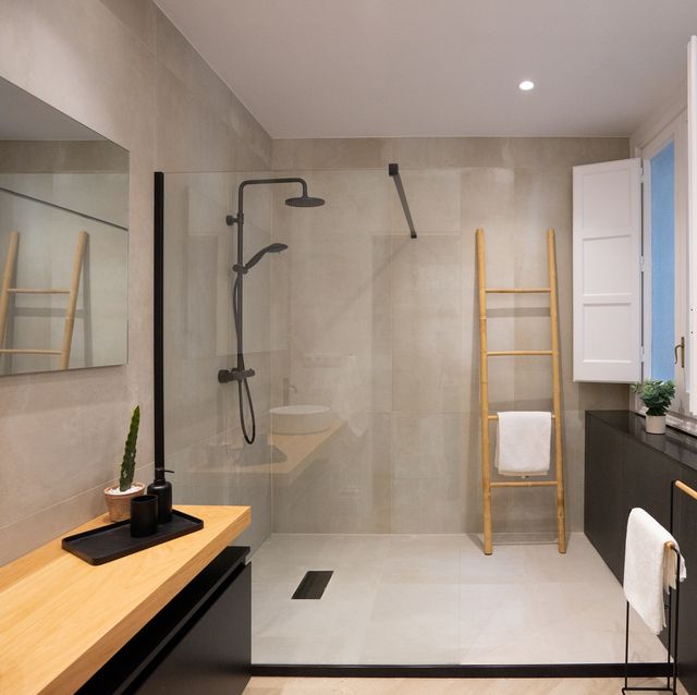 baño moderno con ducha y revestimiento cerámico efecto microcemento