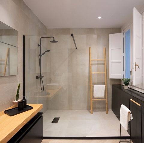 baño moderno con ducha y revestimiento cerámico efecto microcemento