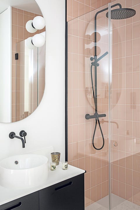 baño moderno en rosa y negro con cabina de ducha
