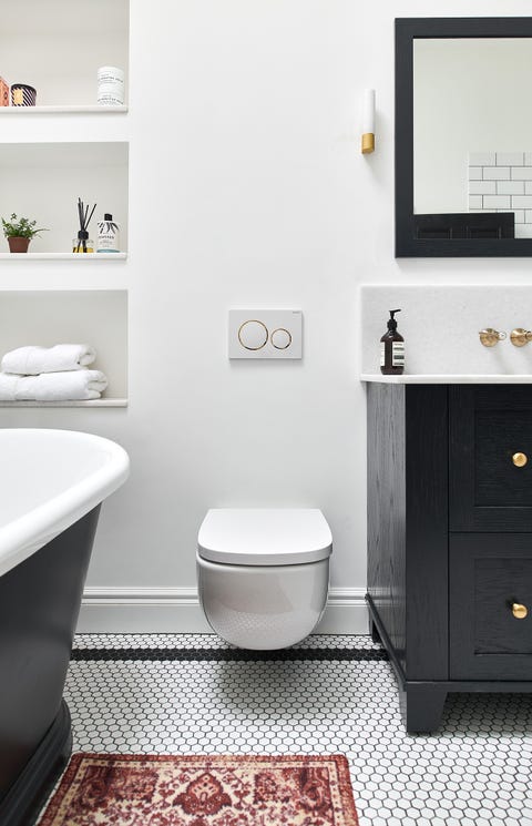 Un cuarto de baño en blanco y negro - Baños