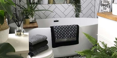 Cuarto de baño pequeño con bañera exenta Cuarto de baño pequeño con bañera exenta