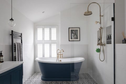 baño victoriano actualizado en color azul con baldosas hidráulicas