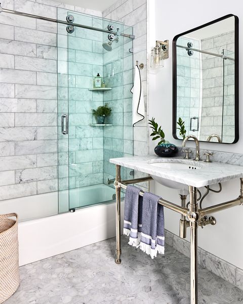 baño de estilo modernista clásico con suelo de mármol y bañera