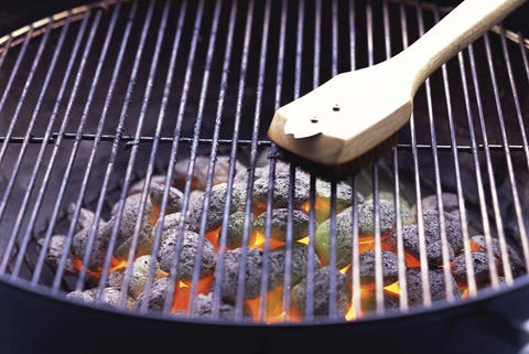 Limpiar la barbacoa con cepillo