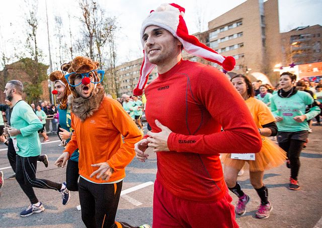 varios corredores disfrazados con motivos navideños corren la cursa dels nassos el 31 de diciembre en 2015 en barcelona