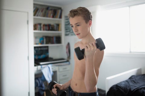 Bare Chested Boy macht Bizeps-Curls mit Hanteln