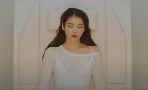 iu新歌mv《eight》忍泪追悼好友! 3个步骤画出热搜无辜泪眼妆
