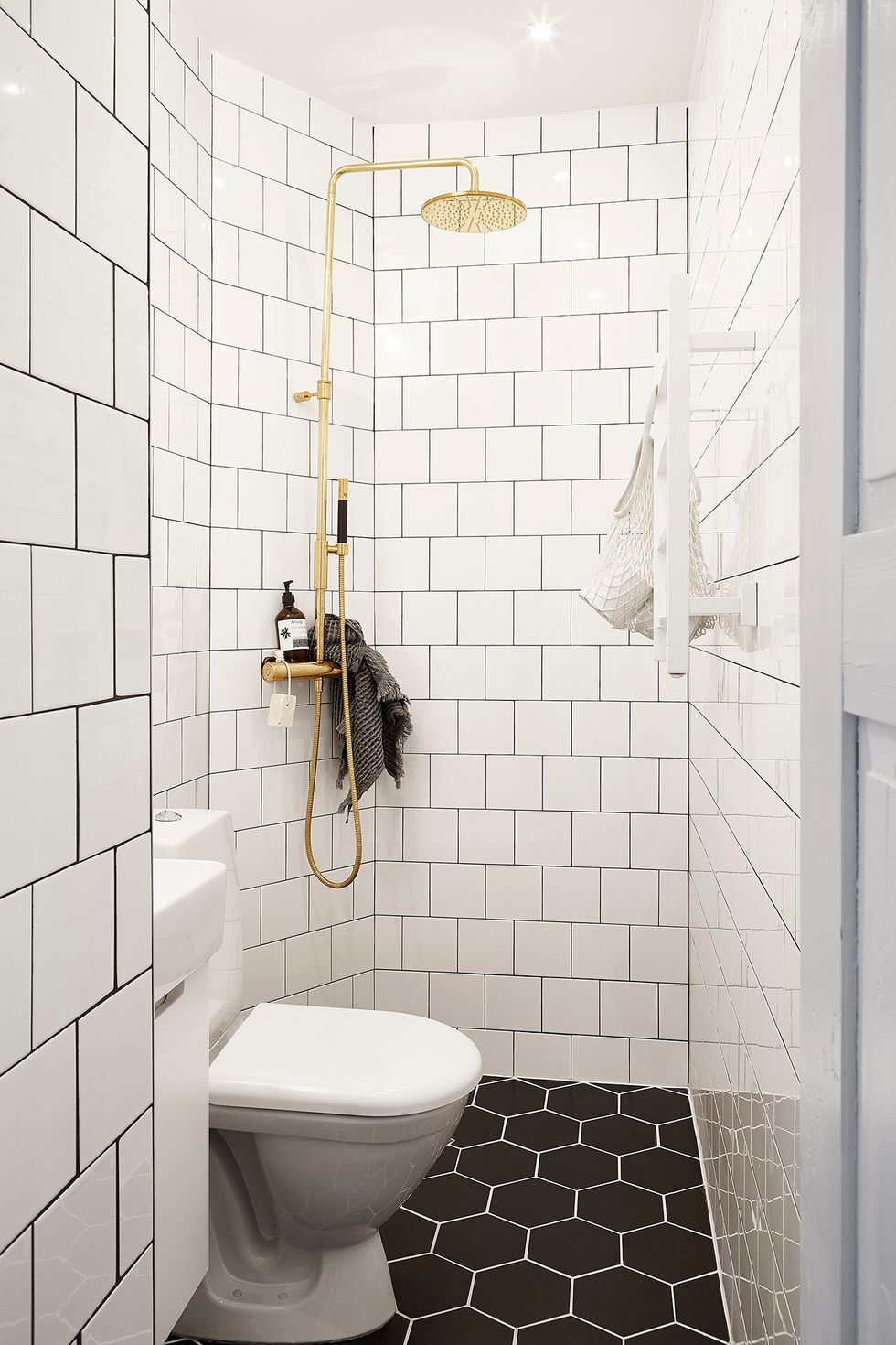 Bathroom Floor Ideas For Small Bathrooms / 7 Awesome Layouts That Will Make Your Small Bathroom More Usable / 12 brilliant ideas for your small bathroom.