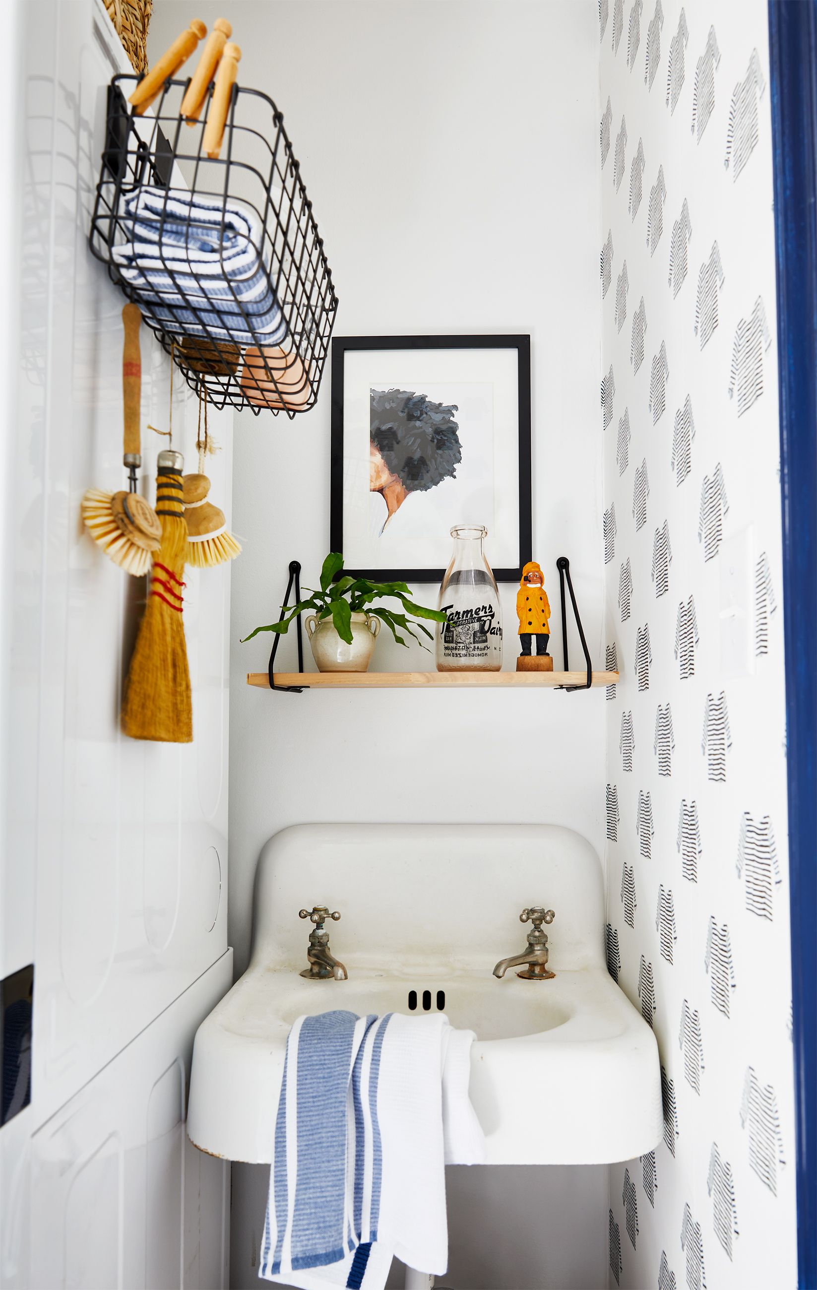 how to decorate tiny bathroom