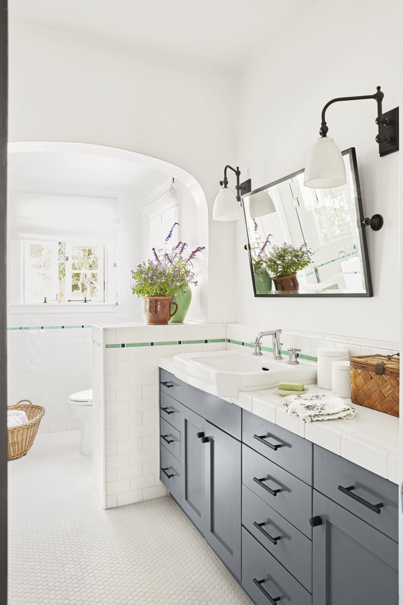 Bathroom Vanity Light Fixtures Ideas / Rise And Shine Bathroom Vanity Lighting Tips : Frame the vanity mirror with led stripes and see the difference.