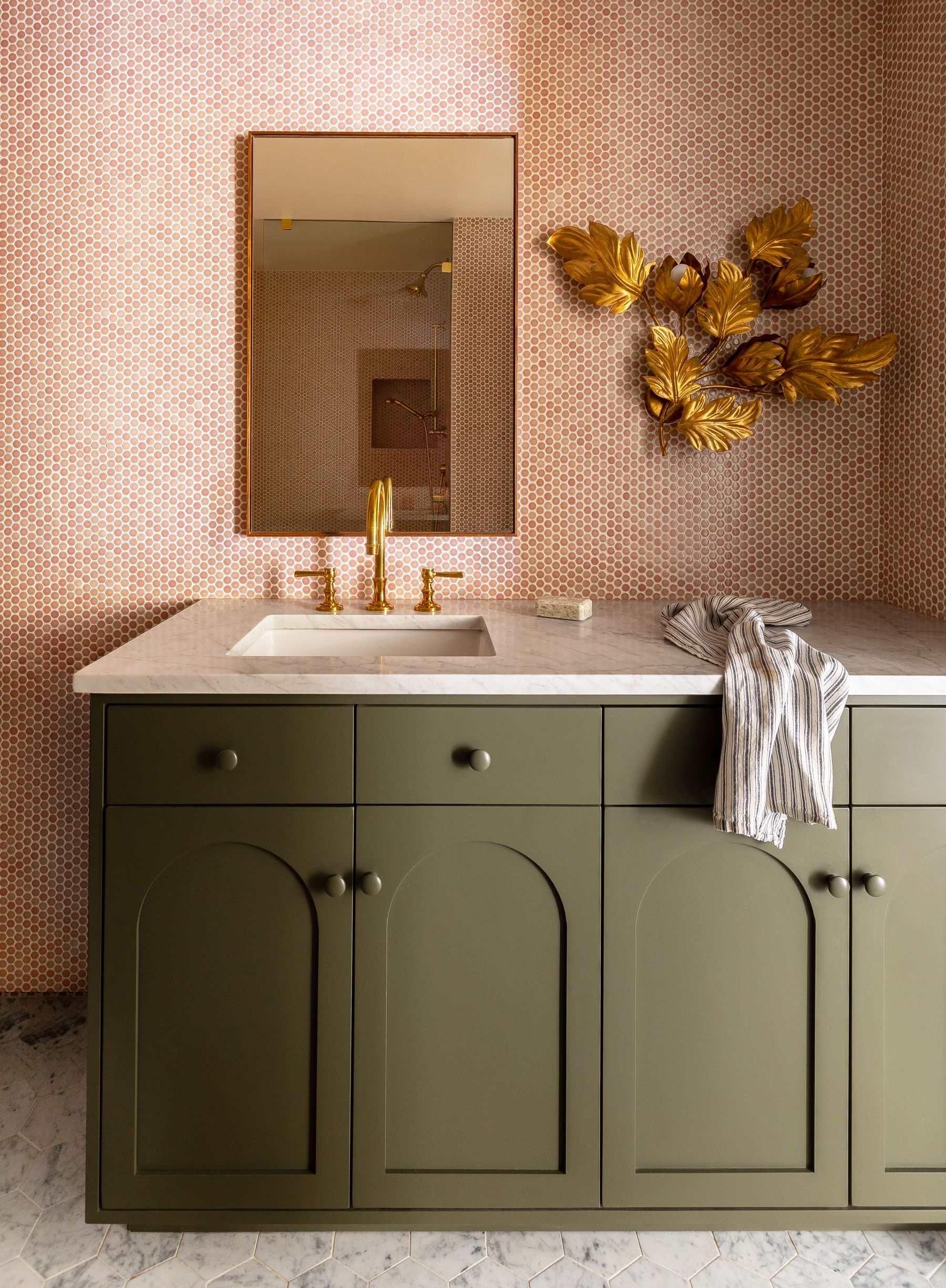 how to decorate a pink tile bathroom