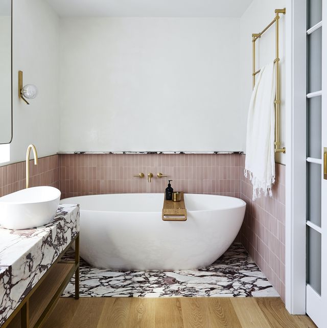 38 Beautiful Bathroom Ideas To Inspire, Industrial Floating Shelves Bathroom Designs 2018