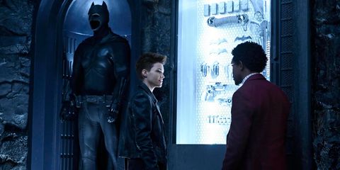 Кейт Кейн и Люк Фокс рядом с костюмом Бэтмена