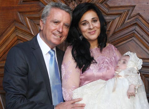 ana maria aldon ortega cano hijo bautizo ana maria aldon y ortega cano posan sosteniendo a su hijo en el bautizo