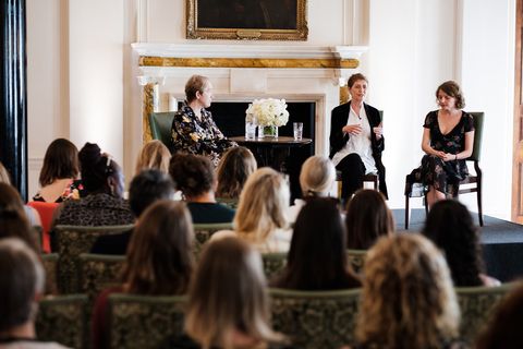 Justine Picardie, Alexandra Pringle e Karolina Sutton falando no salão literário inaugural de Harper's Bazaar no The Ned em Londres.'s Bazaar's inaugural literary salon at The Ned in London.