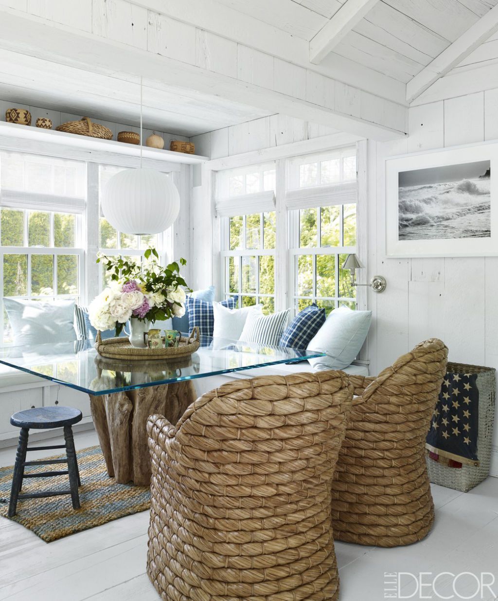 Decorating Ideas Beach Theme - Home Decorating Ideas Beach Theme Home Improvement Ideas : The minimalist decor in this beach house living room from pacific edge builders allows the beautiful ceiling details as well as the vertical lines of the floor and walls to stand out.