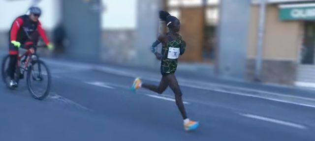 fotograma de la retransmisión mientras beatrice cheserek corre el medio maratón de santa pola