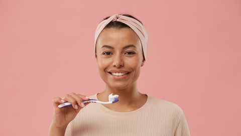 Binnen Beperking rechter Moet je je tandenborstel natmaken als je je tanden gaat poetsen?