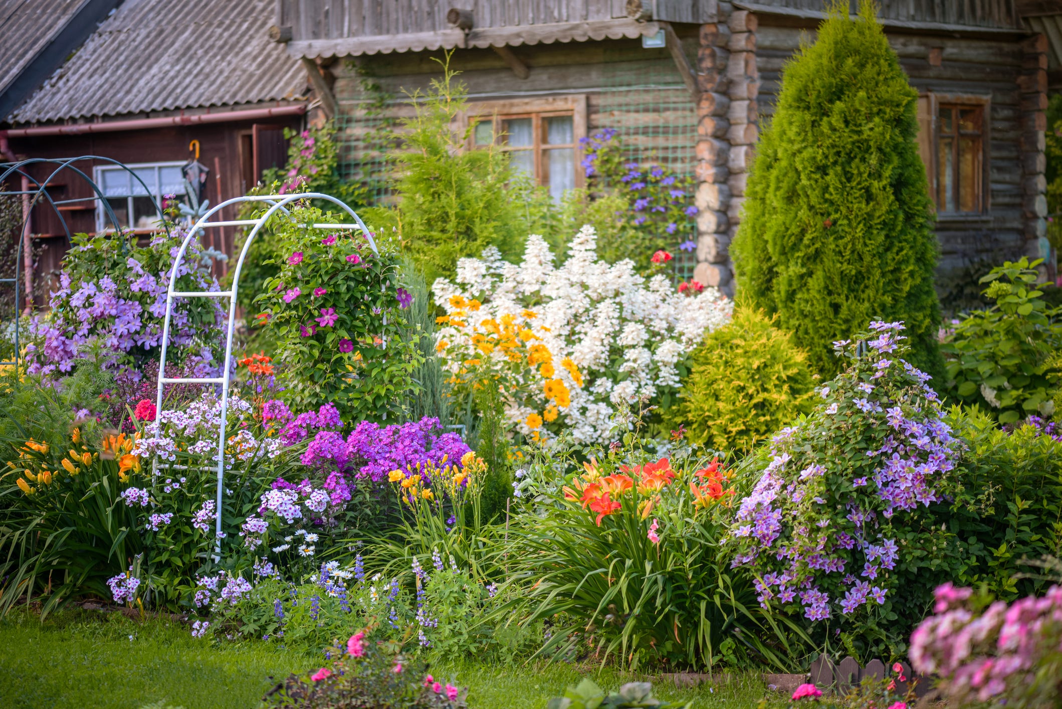 Up the Dreamy Factor of Your Yard with These Cottage Garden Ideas