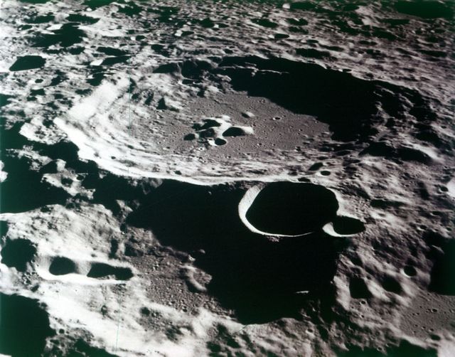 close up di un cratere della luna