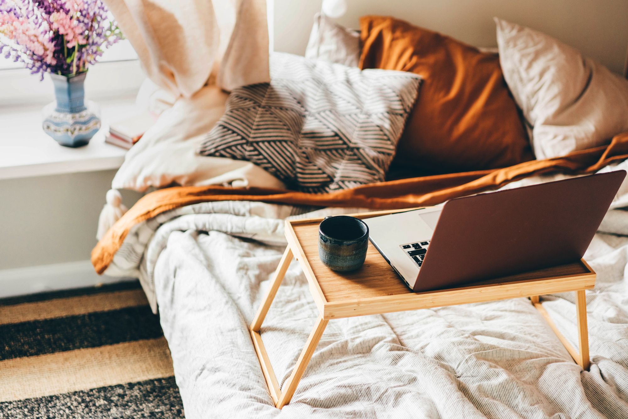 honey can do lap desk with built-in handle and cushion