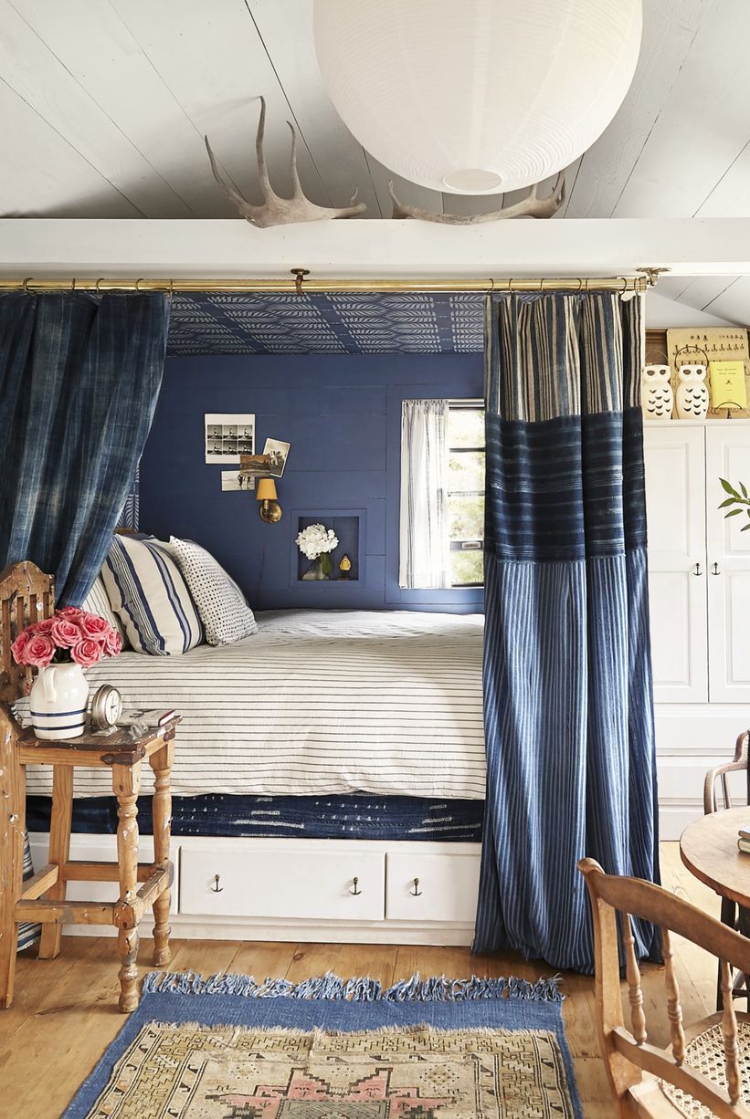 Featured image of post Over The Bed Decorating Ideas : Combine style and function by transforming that empty space above the bed into chic storage.