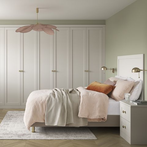 ארונות מאובזרים בחדר השינה בצבע אפור יונה