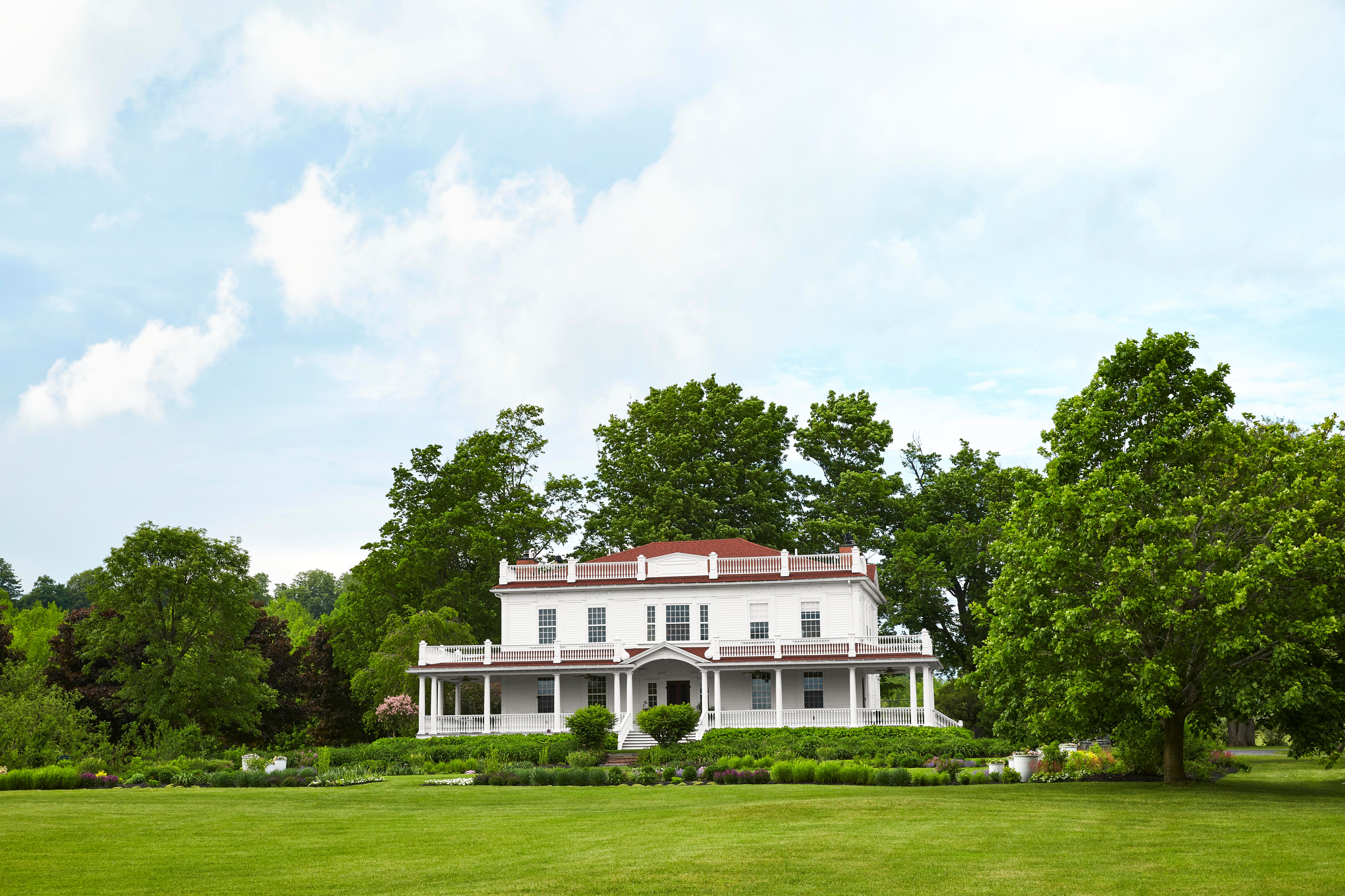 Think hip and historic have to be mutually exclusive? Think again! The recently renovated Beekman 1802 farmhouse pairs classic architecture with a fresh color palette for a seamless mix of old and new.