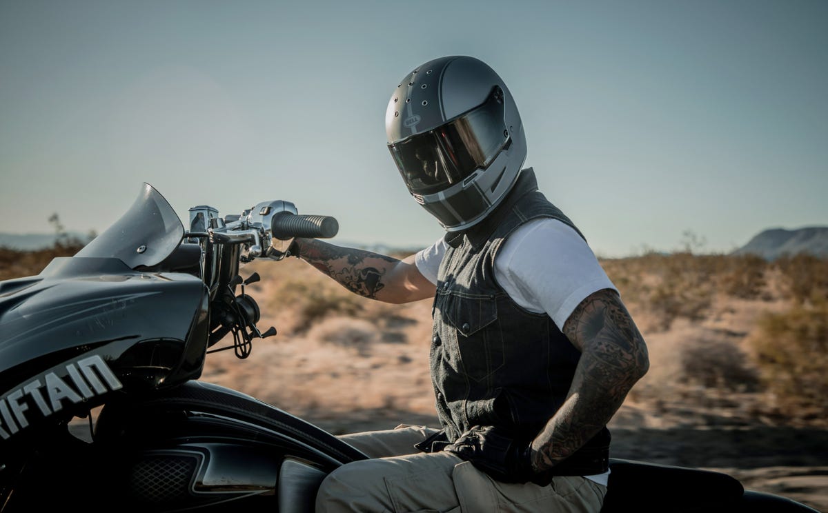 This New Motorcycle Helmet Infuses Your Kit with Drag Racing DNA