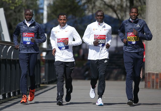 kenenisa bekele y eliud kipchoge corren durante la presentación del maratón de londres 2018