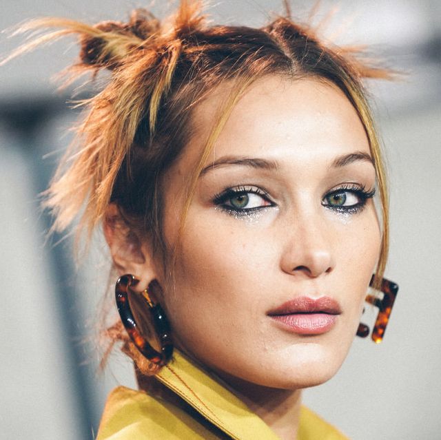 model bella hadid in een 90s inspired look backstage bij fendi tijdens milan fashion week