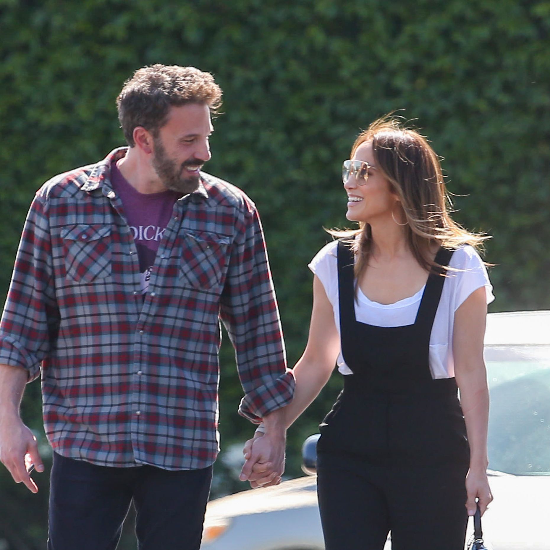 The way Affleck looks at Lopez is so cute.