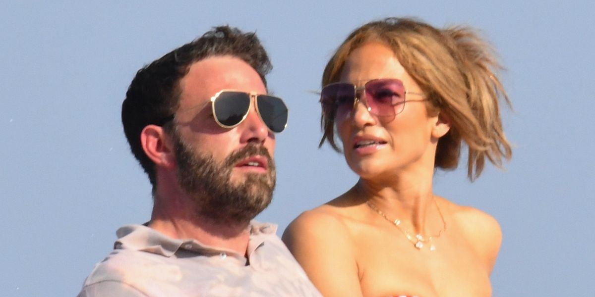 Jennifer Lopez And Ben Affleck Continue Their PDA Tour By Making Out On A Naples Dock - Yahoo Lifestyle