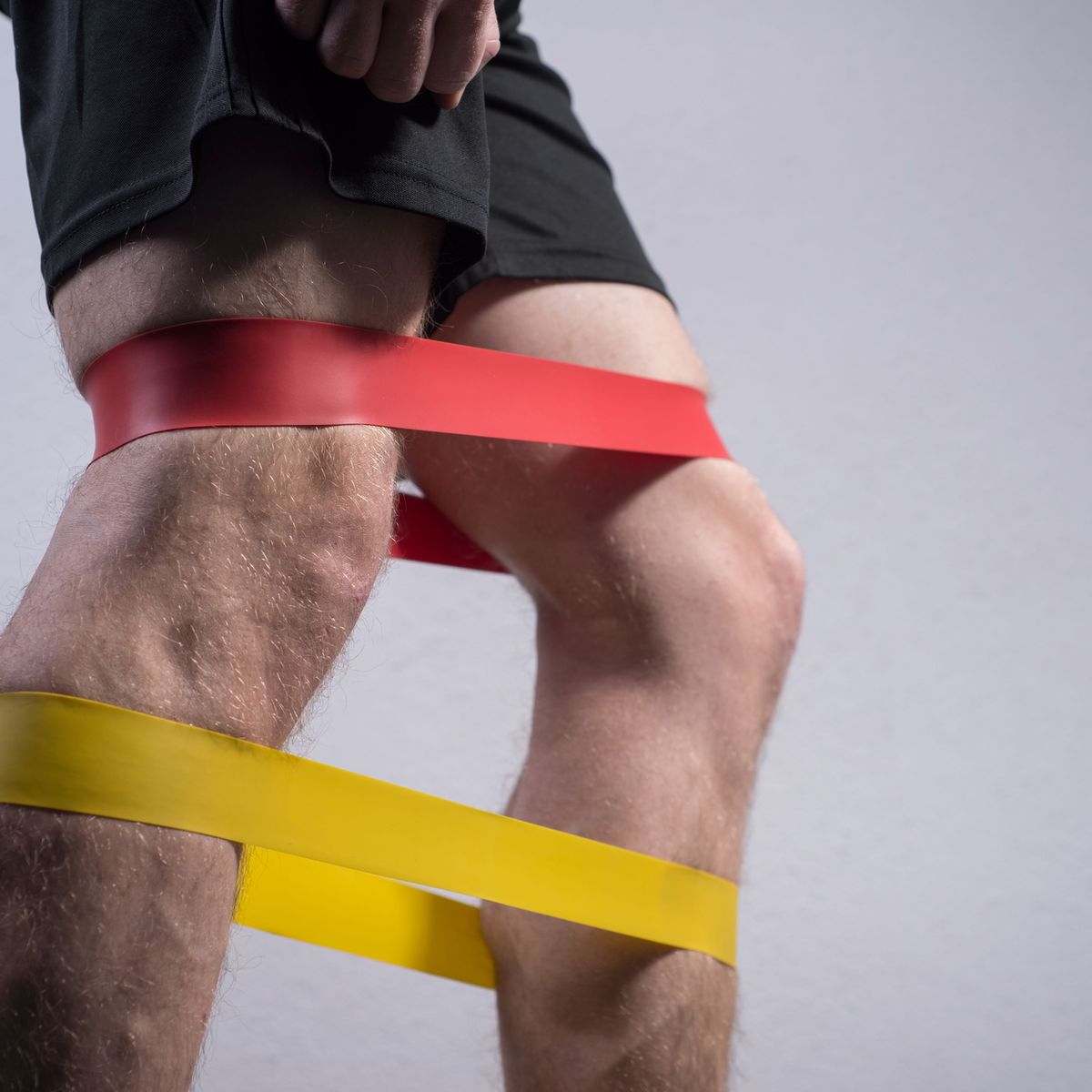 . Beweren bevestigen De beste oefeningen met een weerstandsband voor je benen