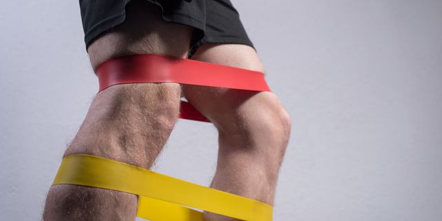 man traint benen met weerstandband