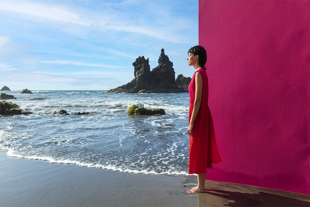 la imagen muestra a una mujer en una playa frente a una pared para ilustrar un reportaje sobre turismo en tenerife