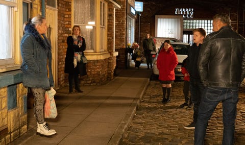 Bernie policía evelyn chesney dev coronation street