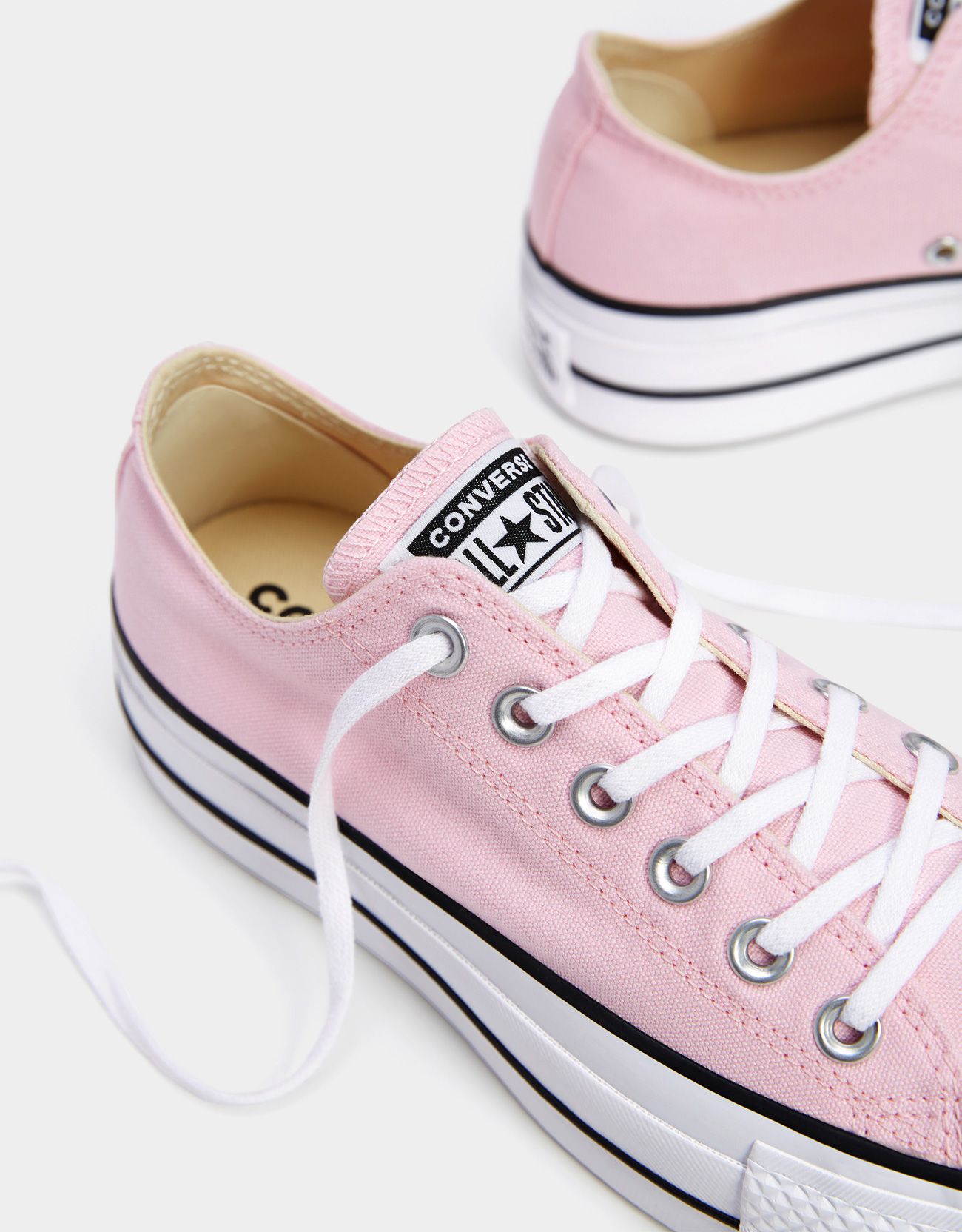 Las Converse de plataforma rosas que lo van a petar este verano están en  Bershka