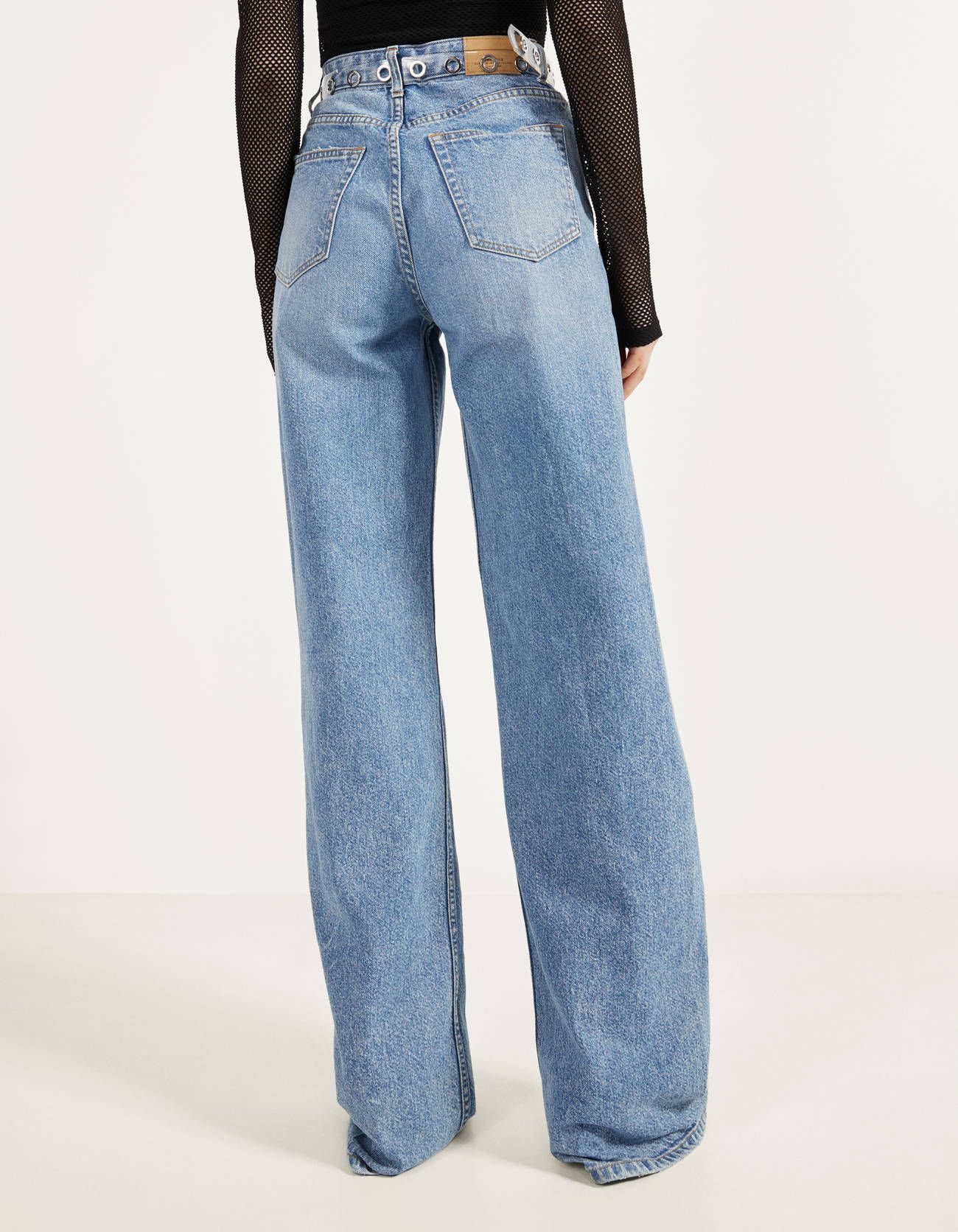 Jeans 2020, quelli Bershka donna sono pura moda anni 90
